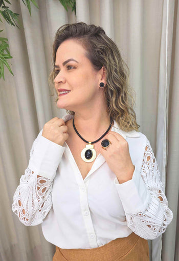 Colar Figueiredo Black de courinho com pingente oval dourado e pedras pretas