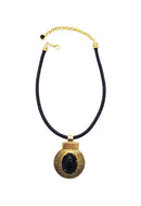 Colar Figueiredo Black de courinho com pingente oval dourado e pedras pretas