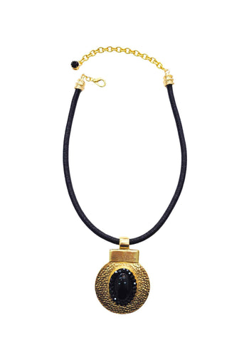 Colar Figueiredo Black de courinho com pingente oval dourado e pedras pretas