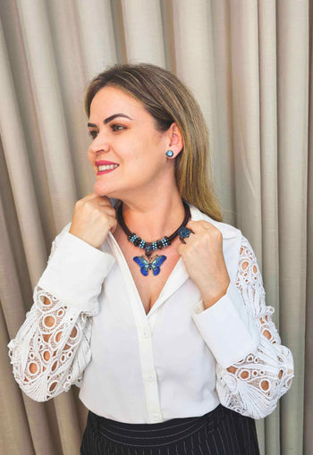 Maxi colar Petúnia com borboleta azul no banho vintage