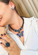 Maxi colar Petúnia com borboleta azul no banho vintage