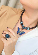 Maxi colar Petúnia com borboleta azul no banho vintage