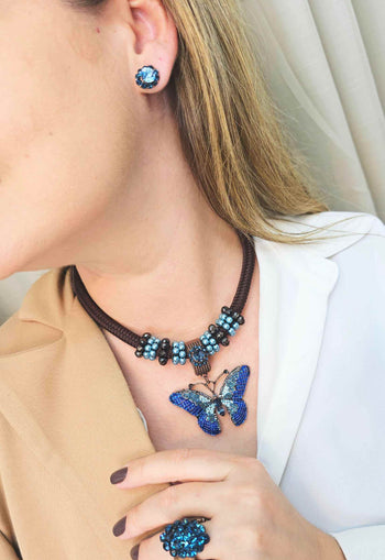 Maxi colar Petúnia com borboleta azul no banho vintage