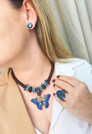 Maxi colar Petúnia com borboleta azul no banho vintage