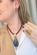 Colar Potira de cordão marrom e pedra de gota azul com detalhes em dourado