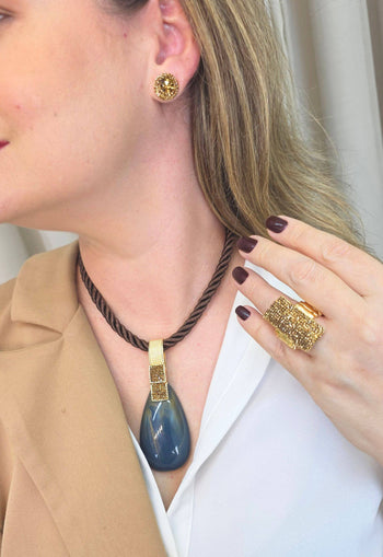 Colar Potira de cordão marrom e pedra de gota azul com detalhes em dourado