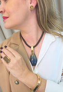 Colar Potira de cordão marrom e pedra de gota azul com detalhes em dourado