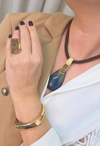 Colar Potira de cordão marrom e pedra de gota azul com detalhes em dourado