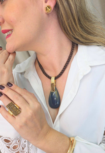 Colar Potira de cordão marrom e pedra de gota azul com detalhes em dourado