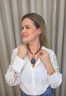 Colar Potira de cordão marrom e pedra de gota azul com detalhes em dourado