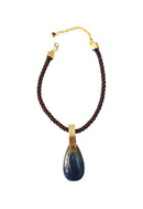 Colar Potira de cordão marrom e pedra de gota azul com detalhes em dourado