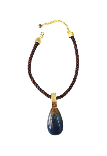 Colar Potira de cordão marrom e pedra de gota azul com detalhes em dourado