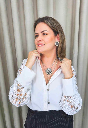 Colar Aletéia com pingente de flor e corrente delicada prata com strass hematite