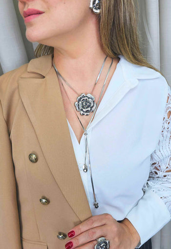 Colar Aletéia com pingente de flor e corrente delicada prata com strass hematite