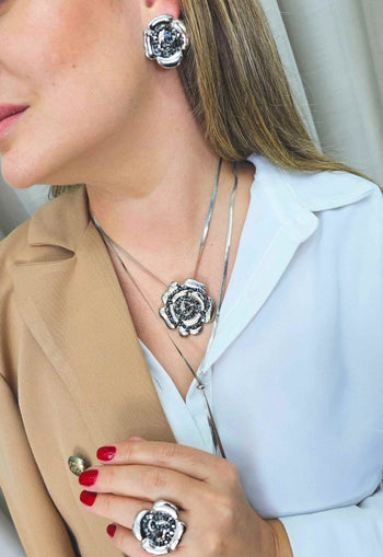 Colar Aletéia com pingente de flor e corrente delicada prata com strass hematite