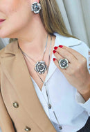 Colar Aletéia com pingente de flor e corrente delicada prata com strass hematite