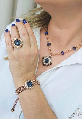 Colar Barcelona com cristais azuis e pêssego banhado no vintage