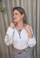 Maxi colar Noélia estilo gravata com pingente de pedras azuis banhado no dourado