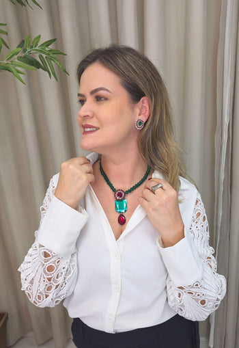 Colar Félix de cristais verdes e pedras vermelhas banhado no prata