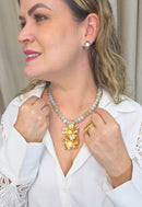 Colar Dália com cristais leitosos e flores  gold com miolo de pérola no banho dourado