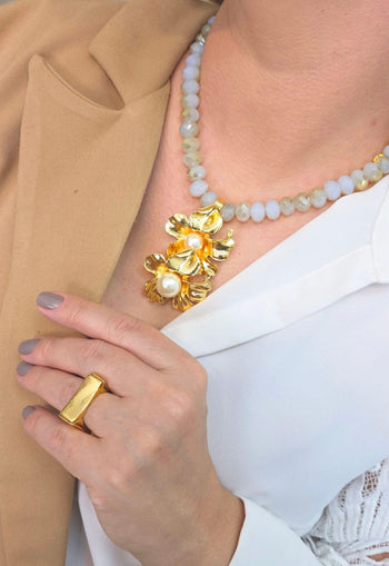 Colar Dália com cristais leitosos e flores  gold com miolo de pérola no banho dourado