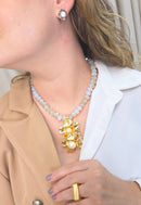 Colar Dália com cristais leitosos e flores  gold com miolo de pérola no banho dourado