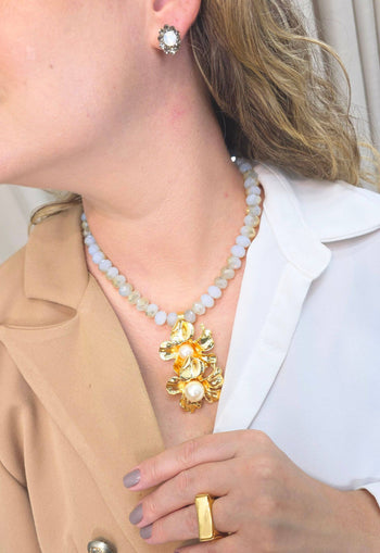 Colar Dália com cristais leitosos e flores  gold com miolo de pérola no banho dourado