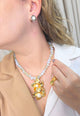 Colar Dália com cristais leitosos e flores  gold com miolo de pérola no banho dourado