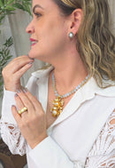 Colar Dália com cristais leitosos e flores  gold com miolo de pérola no banho dourado