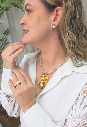 Colar Dália com cristais leitosos e flores  gold com miolo de pérola no banho dourado