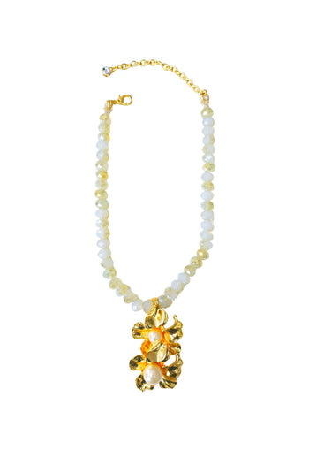 Colar Dália com cristais leitosos e flores  gold com miolo de pérola no banho dourado