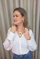 Colar Dandara de cristais e pedra opal com pingente de folha dourada