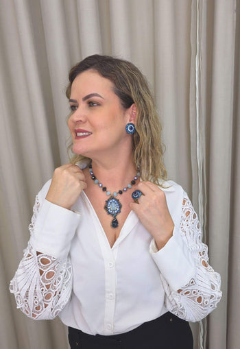 Colar Agostina com pingente de pedras azuis banhado no ouro velho