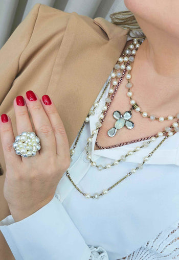 Colar Imperial perolado com pingente de cruz e perolas banhado no vintage e ouro velho