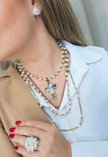 Colar Imperial perolado com pingente de cruz e perolas banhado no vintage e ouro velho