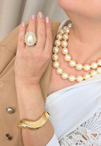 Maxi Colar Soberano: Clássico e Luxuoso de Pérolas com Detalhes no Dourado | Acessório de Luxo