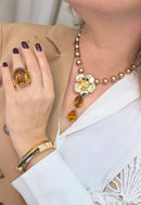 Colar Romélia com pingente de flor, pérolas e pedras ambar banhado no dourado
