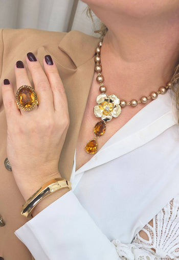 Colar Romélia com pingente de flor, pérolas e pedras ambar banhado no dourado