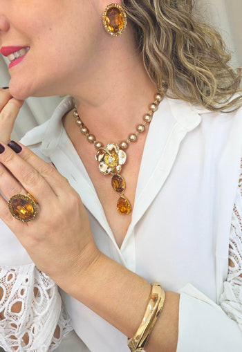 Colar Romélia com pingente de flor, pérolas e pedras ambar banhado no dourado