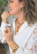 Colar Romélia com pingente de flor, pérolas e pedras ambar banhado no dourado