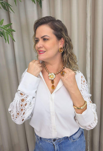 Colar Romélia com pingente de flor, pérolas e pedras ambar banhado no dourado