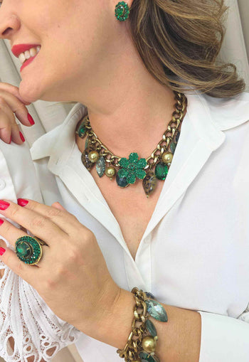 Maxi Colar Jadeíta: Floral com Pedras Verdes no Ouro Velho | Acessório de Luxo