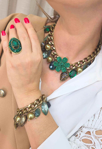 Maxi Colar Jadeíta: Floral com Pedras Verdes no Ouro Velho | Acessório de Luxo