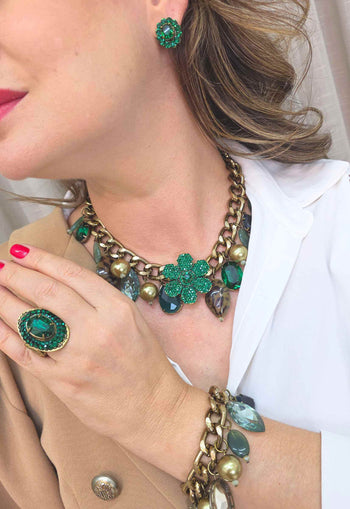 Maxi Colar Jadeíta: Floral com Pedras Verdes no Ouro Velho | Acessório de Luxo