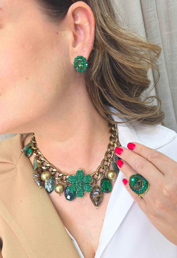 Maxi Colar Jadeíta: Floral com Pedras Verdes no Ouro Velho | Acessório de Luxo