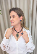 Colar Dandara de cristais e pedra azuis com pingente de folha ouro velho