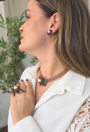 Colar Iracema: Romântico de Malha Vintage e Pingente de Flor Vermelha, Folhas Verdes e Pérola | Casual Chic para o Dia a