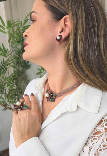 Colar Iracema: Romântico de Malha Vintage e Pingente de Flor Vermelha, Folhas Verdes e Pérola | Casual Chic para o Dia a