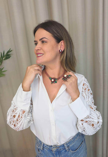 Colar Iracema: Romântico de Malha Vintage e Pingente de Flor Vermelha, Folhas Verdes e Pérola | Casual Chic para o Dia a