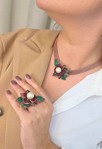 Colar Iracema: Romântico de Malha Vintage e Pingente de Flor Vermelha, Folhas Verdes e Pérola | Casual Chic para o Dia a
